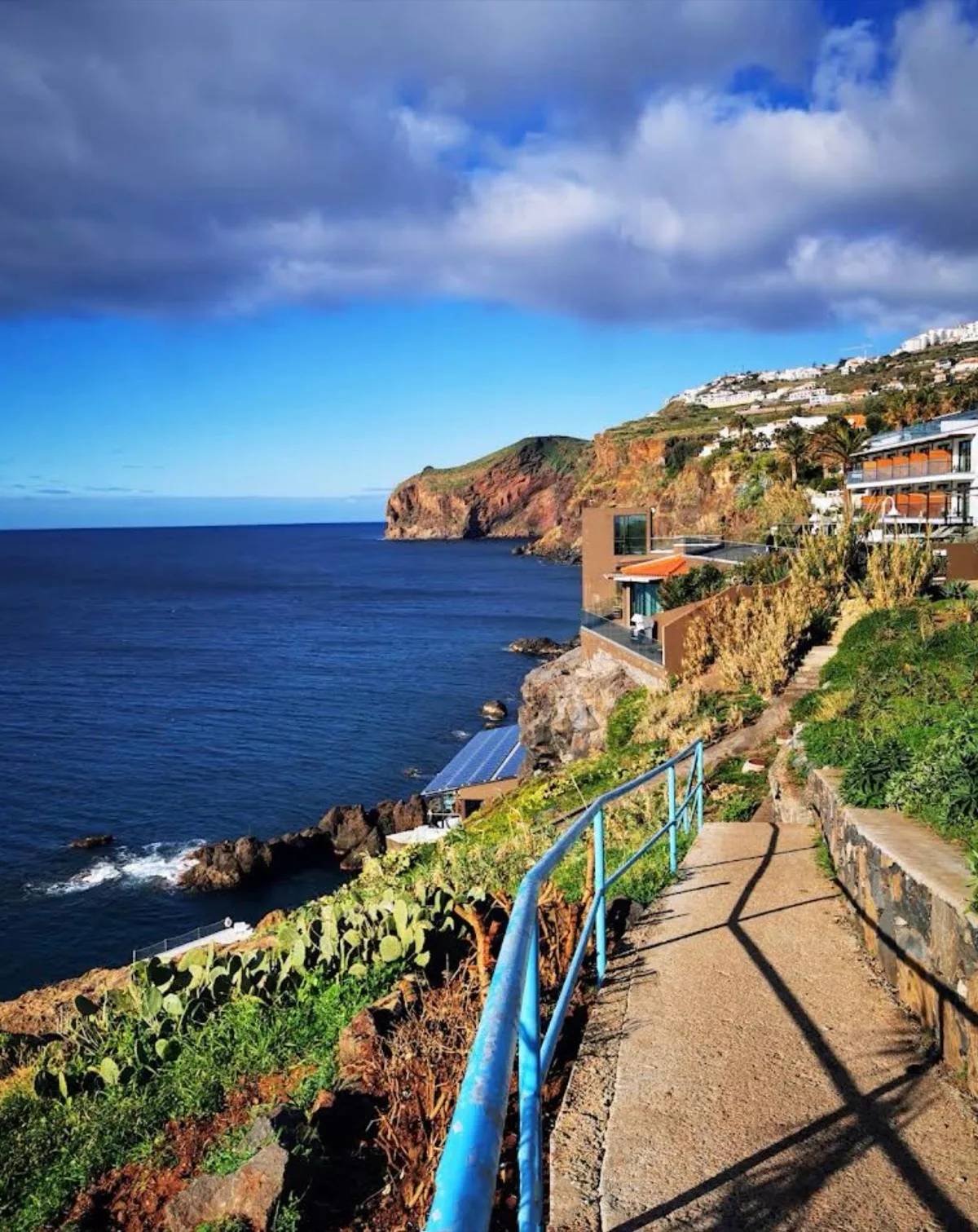 The seaside walkway along the Caniço shore